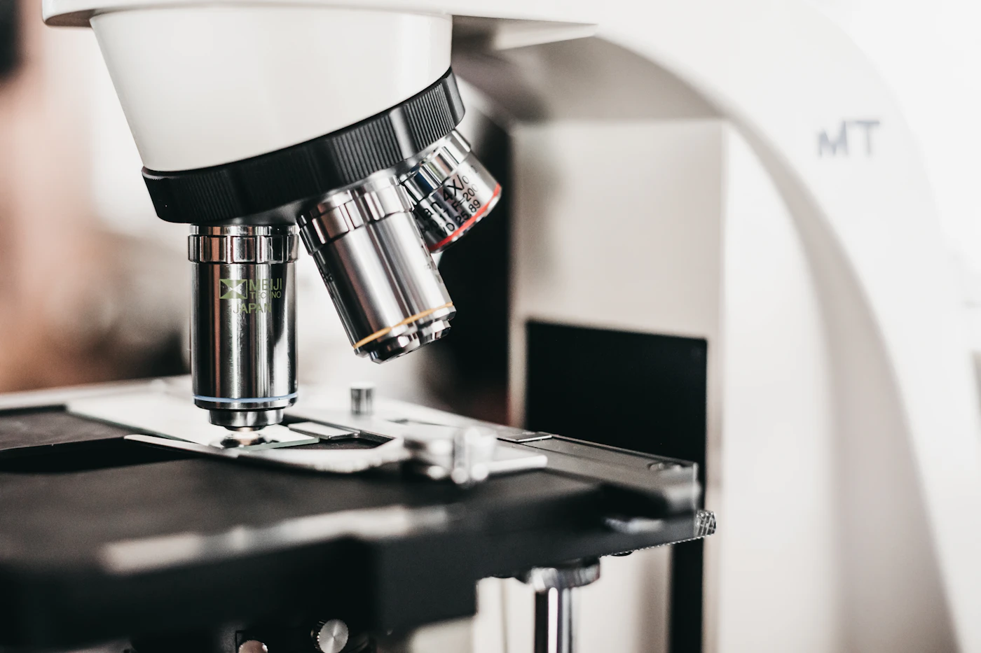Microscope objective lenses above a slide stage